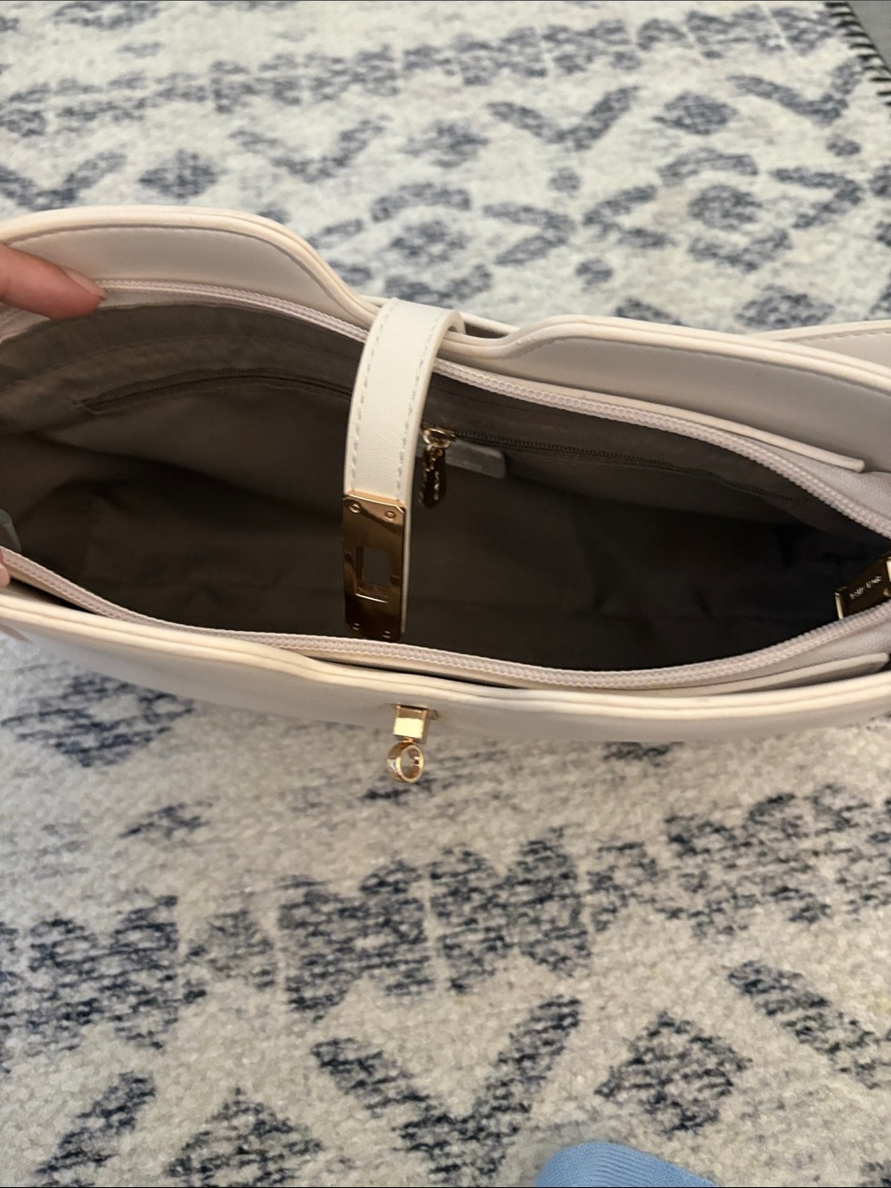 Elegant Cream Shoulder Bag with Gold Hardware - Picture 3 of 4